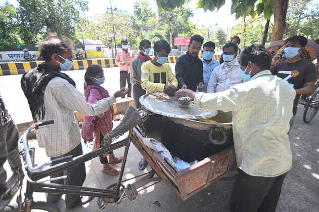 India: Nationwide lockdown in wake of Coronavirus pandemic Prayagraj: Social workers distribute food to migratory labours walks to their native place during Nationwide Lockdown in wake of Corona Virus pandemic in Prayagraj (Allahabad) on Sunday, March 29, 2020. Prayagraj Uttar Pradesh India Copyright: PrabhatxKumarxVerma