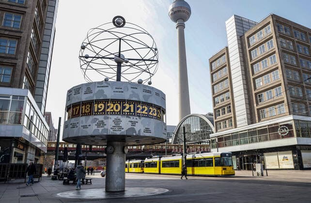 Coronavirus in Berlin Berlin, 27.03.2020, Alexanderplatz. Wegen des Coronavirus zeigt sich der Alexanderplatz ungewoehnlich Menschenleer. Wenige Fussgaenger kreuzen mit grossem Abstand vor Fernsehturm, Weltzeituhr und Strassenbahn. Berlin Berlin Deutschland Alexanderplatz