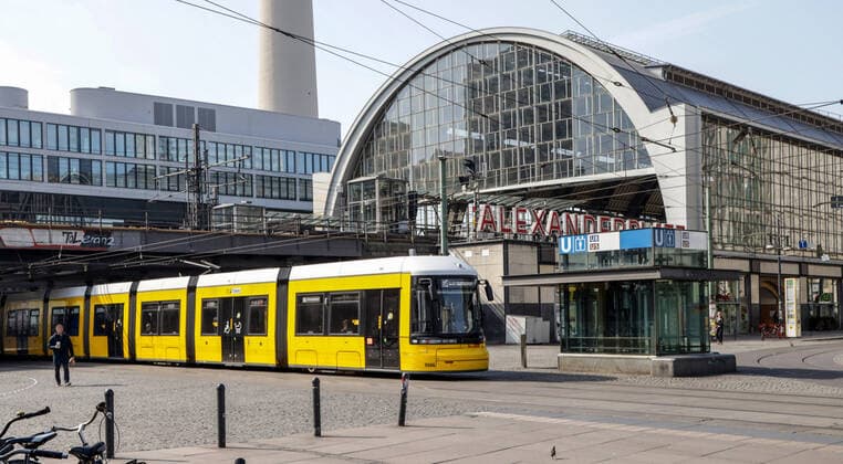 Coronavirus in Berlin Berlin, 27.03.2020, Alexanderplatz. Wegen des Coronavirus zeigt sich der Vorplatz vor dem Bahnhof ungewoehnlich Menschenleer. Wenige Fussgaenger kreuzen mit grossem Abstand, eine Strassenbahn faehrt vorbei. Berlin Berlin Deutschland Alexanderplatz