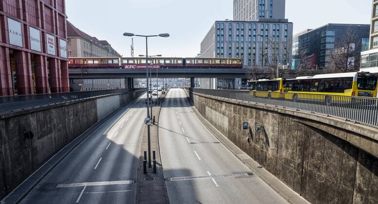 Coronavirus in Berlin Berlin, 27.03.2020, Alexanderplatz. Wegen des Coronavirus zeigt sich die Einfahrt zur Unterfuehrung Grunerstrasse, Otto-Braun-Strasse zwischen Alexa und dem Bahnhof Alexanderplatz ungewoehnlich verkehrsleer. Wenige Autos und Busse fahren auf der Strasse. Berlin Berlin Deutschland Mitte
