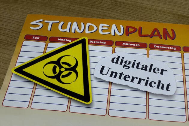 Stundenplan und digitaler Unterricht Stundenplan und digitaler Unterricht, 28.03.2020, Borkwalde, Brandenburg, Auf einem Stundenplan liegt der Schriftzug digitaler Unterricht.