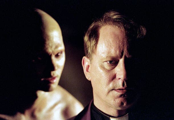 DOMINION: A PREQUEL TO THE EXORCIST, Billy Crawford, Stellan Skarsgard, 2005, (c) Warner Brothers courtesy Everett Collection Warner Bros Courtesy Everett Collection !ACHTUNG AUFNAHMEDATUM GESCHÃ„TZT! PUBLICATIONXNOTxINxCANxCHNxFRAxITAxJPNxNORxPOLxRUSxESPxUKxUSA Copyright: xWarnerxBros CourtesyxEverettxCollectionx MCDDOPR EC006
