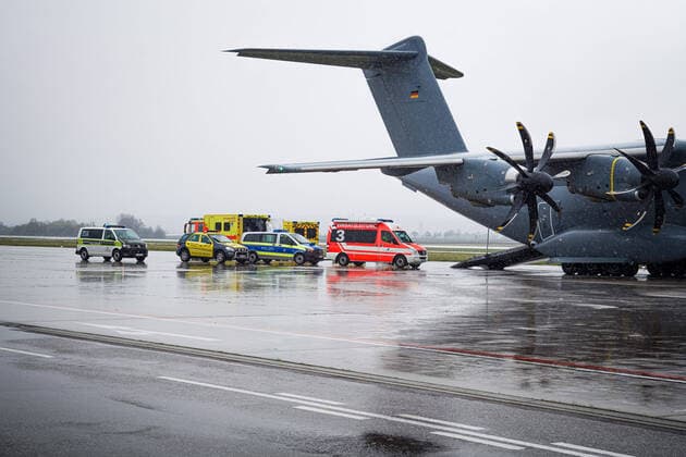 Covid-19-Patienten aus Frankreich in Stuttgart: Luftwaffe verlegt Corona-Infizierte von Straßburg nach Ulm Covid-19-Patienten aus Frankreich in Stuttgart: Luftwaffe verlegt Corona-Infizierte von Straßburg nach UlmBaden-Württemberg, 70629 Stuttgart, Deutschland Copyright: 7aktuell.dex xNilsxReeh