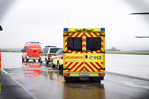Covid-19-Patienten aus Frankreich in Stuttgart: Luftwaffe verlegt Corona-Infizierte von Straßburg nach Ulm Covid-19-Patienten aus Frankreich in Stuttgart: Luftwaffe verlegt Corona-Infizierte von Straßburg nach UlmBaden-Württemberg, 70629 Stuttgart, Deutschland Copyright: 7aktuell.dex xNilsxReeh