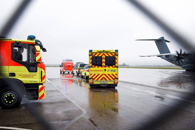 Covid-19-Patienten aus Frankreich in Stuttgart: Luftwaffe verlegt Corona-Infizierte von Straßburg nach Ulm Covid-19-Patienten aus Frankreich in Stuttgart: Luftwaffe verlegt Corona-Infizierte von Straßburg nach UlmBaden-Württemberg, 70629 Stuttgart, Deutschland Copyright: 7aktuell.dex xNilsxReeh