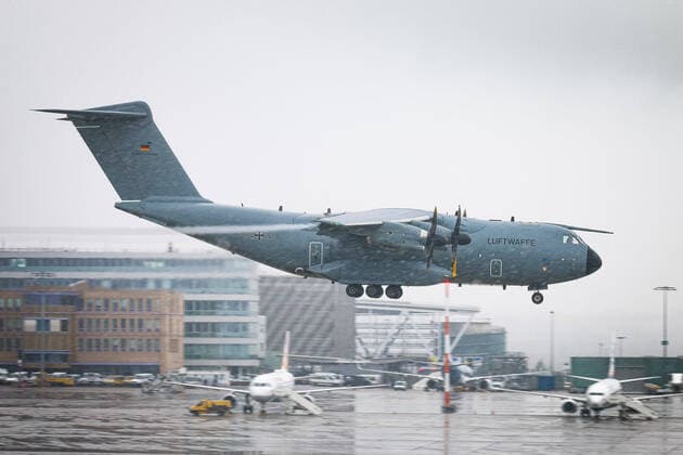 Covid-19-Patienten aus Frankreich in Stuttgart: Luftwaffe verlegt Corona-Infizierte von Straßburg nach Ulm Covid-19-Patienten aus Frankreich in Stuttgart: Luftwaffe verlegt Corona-Infizierte von Straßburg nach UlmBaden-Württemberg, 70629 Stuttgart, Deutschland Copyright: 7aktuell.dex xNilsxReeh