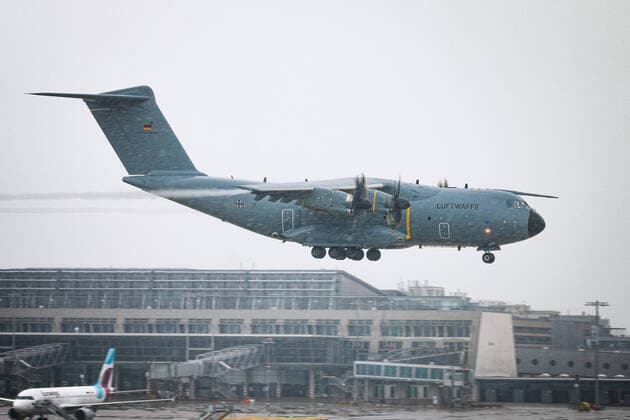 Covid-19-Patienten aus Frankreich in Stuttgart: Luftwaffe verlegt Corona-Infizierte von Straßburg nach Ulm Covid-19-Patienten aus Frankreich in Stuttgart: Luftwaffe verlegt Corona-Infizierte von Straßburg nach UlmBaden-Württemberg, 70629 Stuttgart, Deutschland Copyright: 7aktuell.dex xNilsxReeh