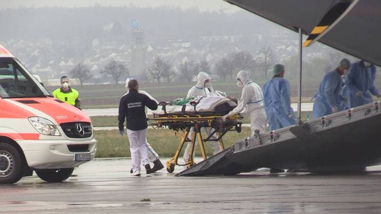 Luftwaffe fliegt Corona-Infizierte von Straßburg nach Stuttgart - Weiterfahrt nach Ulm ins Krankenhaus Covid-19-Patienten aus Frankreich in Stuttgart: Luftwaffe verlegt Corona-Infizierte von Straßburg nach UlmBaden-Württemberg, 70629 Stuttgart, Deutschland Copyright: 7aktuell.dex xNilsxReeh