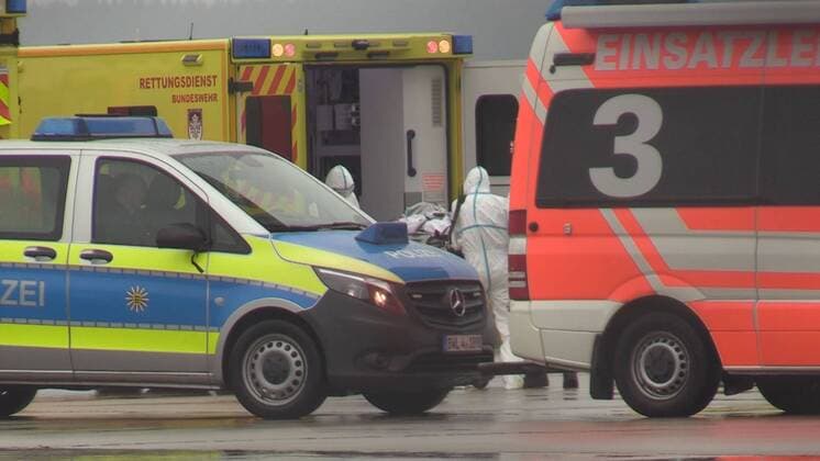 Luftwaffe fliegt Corona-Infizierte von Straßburg nach Stuttgart - Weiterfahrt nach Ulm ins Krankenhaus Covid-19-Patienten aus Frankreich in Stuttgart: Luftwaffe verlegt Corona-Infizierte von Straßburg nach UlmBaden-Württemberg, 70629 Stuttgart, Deutschland Copyright: 7aktuell.dex xNilsxReeh
