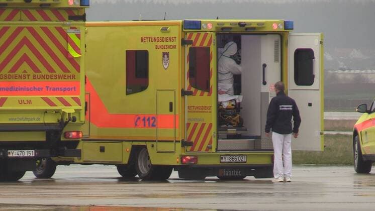 Luftwaffe fliegt Corona-Infizierte von Straßburg nach Stuttgart - Weiterfahrt nach Ulm ins Krankenhaus Covid-19-Patienten aus Frankreich in Stuttgart: Luftwaffe verlegt Corona-Infizierte von Straßburg nach UlmBaden-Württemberg, 70629 Stuttgart, Deutschland Copyright: 7aktuell.dex xNilsxReeh