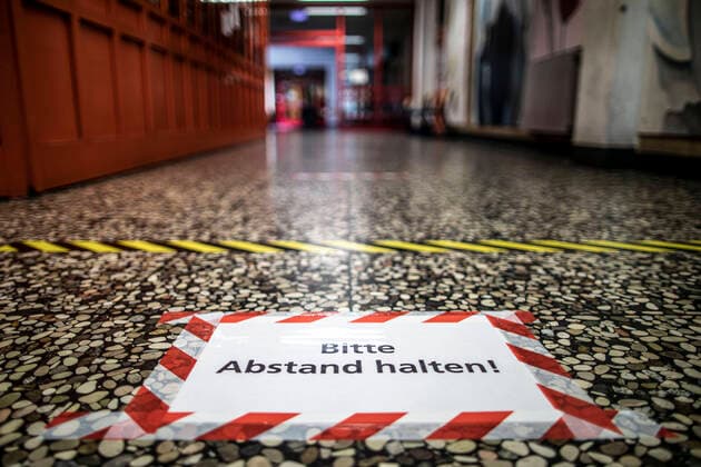 29.03.2020, DU Duisburg , Medizinisches Sichtungszentrum in der Gesamtschule Süd an der Großenbaumer Allee. Medizinische Sichtungsstelle in der Gesamtschule Süd in Großenbaum , im Innenren weisen Markierungen und Schilder auf dem Boden die Menschen darauf hin Abstand zu halten.