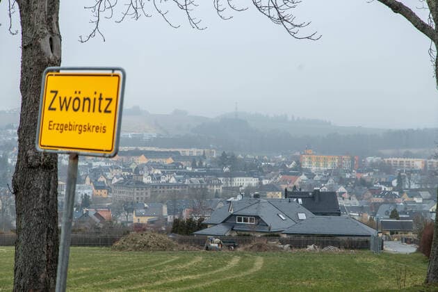 200329CoronaOpfer Erstes Corona Opfer im Erzgebirgskreis Der Erzgebirgskreis hat ein erstes Todesopfer in Zusammenhang des Corona-Virus zu beklagen. In Zwönitz starb eine 92 Jährige Patientin an dem Virus, teilte das Landratsamt mit. Es ist somit der erste bestätigte Todesfall im Erzgebirgskreis. Ob die Frau aus einem Pflegeheim stammt, ist unklar. Insgesamt sind am heutigen Sonntag 96 Infektionen aus dem Erzgebirgskreis bekannt. Anbei Bilder vom Ortseingang Zwönitz sowie zwei Pflegeheime aus Zwönitz. Genaue Bildbeschriftung beachten! Im Bild: Ortseingang Zwönitz Zwönitz Sachsen Deutschland