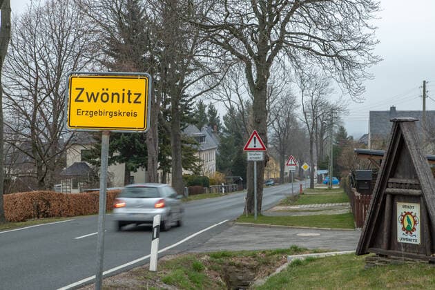 200329CoronaOpfer Erstes Corona Opfer im Erzgebirgskreis Der Erzgebirgskreis hat ein erstes Todesopfer in Zusammenhang des Corona-Virus zu beklagen. In Zwönitz starb eine 92 Jährige Patientin an dem Virus, teilte das Landratsamt mit. Es ist somit der erste bestätigte Todesfall im Erzgebirgskreis. Ob die Frau aus einem Pflegeheim stammt, ist unklar. Insgesamt sind am heutigen Sonntag 96 Infektionen aus dem Erzgebirgskreis bekannt. Anbei Bilder vom Ortseingang Zwönitz sowie zwei Pflegeheime aus Zwönitz. Genaue Bildbeschriftung beachten! Im Bild: Ortseingang Zwönitz Zwönitz Sachsen Deutschland