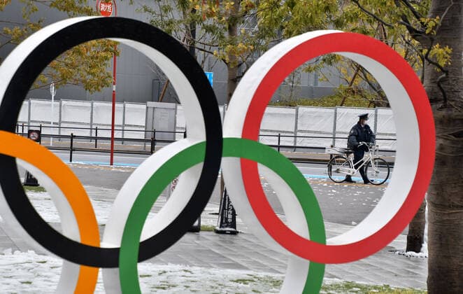 News Bilder des Tages Tokyo Metropolitan police officer patrols around the National Stadium in Tokyo, Japan on Sunday, March 29, 2020. It s first time in 32 years that Tokyo witnessed the accumulation of snow measuring 1 centimeter or more in late March.  TKP2020032910 KEIZOxMORI