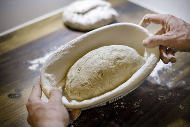 Creative Highlights Symbol Symbolfoto zum Thema Brotbacken. Ein Laib aus Brotteig liegt in einem Brotkorb. Berlin, 25.03.2020. Berlin Deutschland *** Symbol photo on the subject of bread baking A loaf of bread dough lies in a bread basket Berlin, 25 03 2020 Berlin Germany Copyright: xphotothek xThomasxTrutschelx