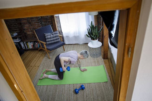 Symbolfoto zum Thema Fitness: Eine Frau trainiert zu Hause mit Hanteln. Berlin, 26.03.2020. Berlin Deutschland