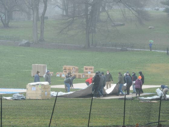 March 29, 2020, New York Manhattan, USA: NYC building the first makeshift in Central Parka fCross street from Mount Sinai Hospital. 03 29 20. New York Manhattan. 100 ST and 5 AV Central Park . New York Manhattan. USA - ZUMAs252 20200329_znp_s252_010 Copyright: xMarcusxSantosx