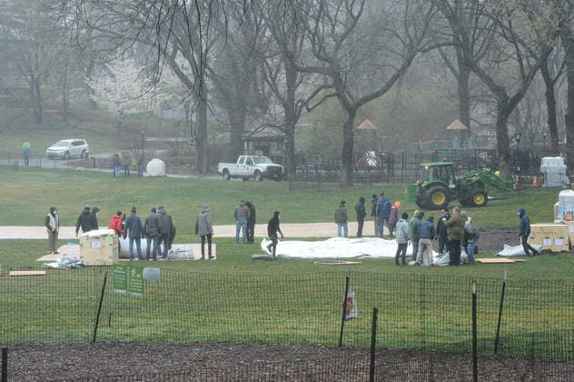 March 29, 2020, New York Manhattan, USA: NYC building the first makeshift in Central Parka fCross street from Mount Sinai Hospital. 03 29 20. New York Manhattan. 100 ST and 5 AV Central Park . New York Manhattan. USA - ZUMAs252 20200329_znp_s252_009 Copyright: xMarcusxSantosx