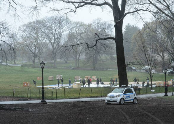 March 29, 2020, New York Manhattan, USA: NYC building the first makeshift in Central Parka fCross street from Mount Sinai Hospital. 03 29 20. New York Manhattan. 100 ST and 5 AV Central Park . New York Manhattan. USA - ZUMAs252 20200329_znp_s252_013 Copyright: xMarcusxSantosx