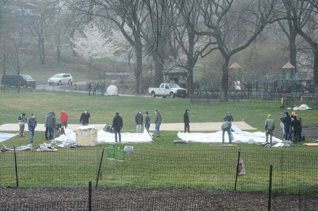 March 29, 2020, New York Manhattan, USA: NYC building the first makeshift in Central Parka fCross street from Mount Sinai Hospital. 03 29 20. New York Manhattan. 100 ST and 5 AV Central Park . New York Manhattan. USA - ZUMAs252 20200329_znp_s252_015 Copyright: xMarcusxSantosx