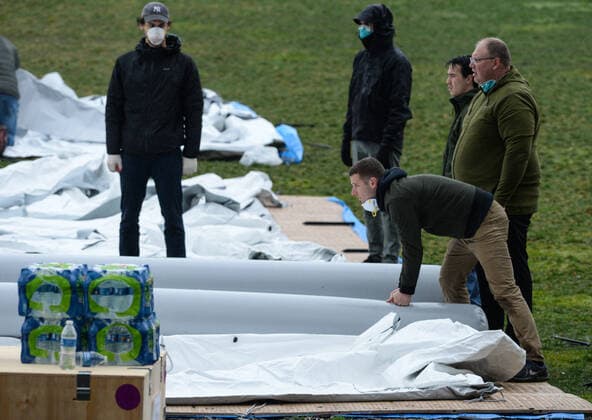 March 29, 2020, New York Manhattan, USA: NYC building the first makeshift in Central Parka fCross street from Mount Sinai Hospital. 03 29 20. New York Manhattan. 100 ST and 5 AV Central Park . New York Manhattan. USA - ZUMAs252 20200329_znp_s252_016 Copyright: xMarcusxSantosx