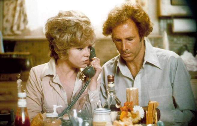 FAMILY PLOT, from left: Barbara Harris, Bruce Dern, 1976 Courtesy Everett Collection !ACHTUNG AUFNAHMEDATUM GESCHÃ„TZT! PUBLICATIONXNOTxINxCANxCHNxFRAxITAxJPNxNORxPOLxRUSxESPxUKxUSA Copyright: xCourtesyxEverettxCollectionx MCDFAPL EC006