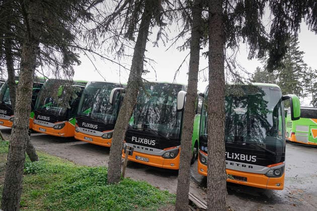 Wegen Corona abgestellte Flixbusse auf einem Parkplatz in der Albrechtstrasse in Berlin Tempelhof Wegen Corona abgestellte Flixbusse auf einem Parkplatz in der Albrechtstrasse in Berlin Tempelhof