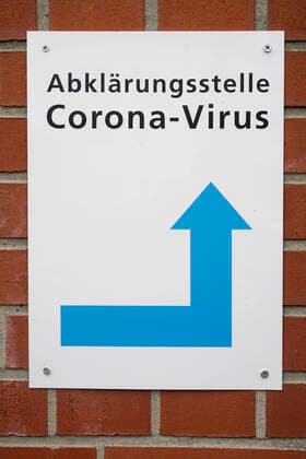 Corona Test am Vivantes Wenckebach-Krankenhaus in Berlin-Tempelhof Abklärungsstelle Corona-Virus des Vivantes Wenckebach-Klinikums in der Albrechtstrasse in Tempelhof.
