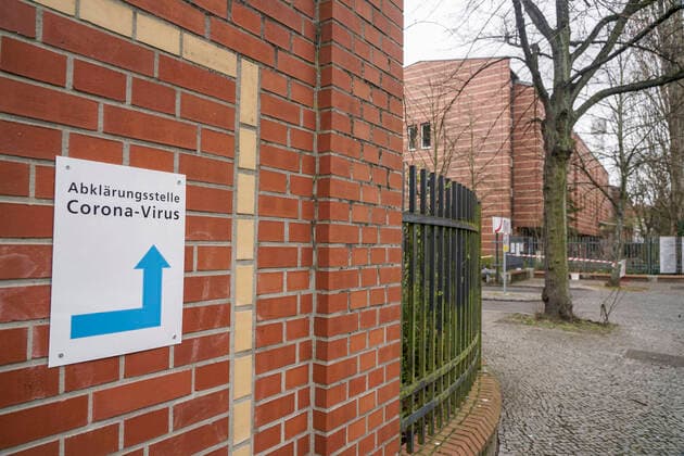 Corona Test am Vivantes Wenckebach-Krankenhaus in Berlin-Tempelhof Abklärungsstelle Corona-Virus des Vivantes Wenckebach-Klinikums in der Albrechtstrasse in Tempelhof.