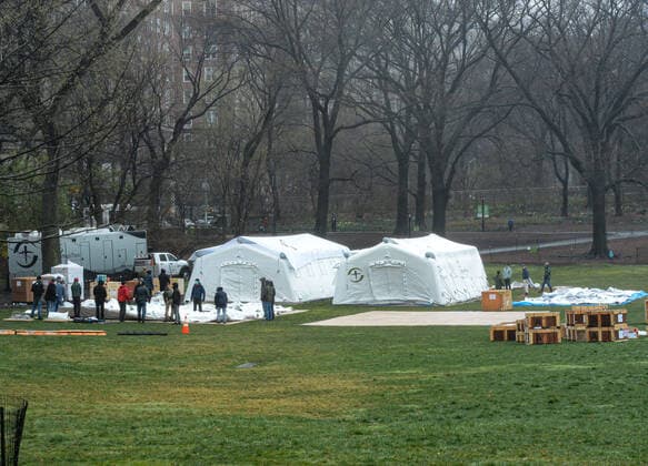 March 29, 2020, New York Manhattan, USA: NYC building the first makeshift Hospital in Central Park a Cross street from Mount Sinai Hospital. 03 29 20. New York Manhattan. 100 ST and 5 AV Central Park . New York Manhattan. USA - ZUMAs252 20200329_znp_s252_017 Copyright: xMarcusxSantosx