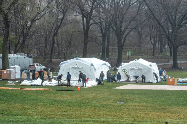 March 29, 2020, New York Manhattan, USA: NYC building the first makeshift Hospital in Central Park a Cross street from Mount Sinai Hospital. 03 29 20. New York Manhattan. 100 ST and 5 AV Central Park . New York Manhattan. USA - ZUMAs252 20200329_znp_s252_018 Copyright: xMarcusxSantosx