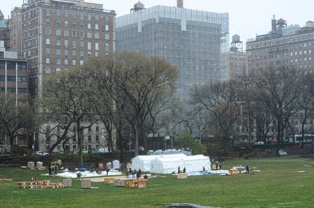News Bilder des Tages March 29, 2020, New York Manhattan, USA: NYC building the first makeshift Hospital in Central Park a Cross street from Mount Sinai Hospital. 03 29 20. New York Manhattan. 100 ST and 5 AV Central Park . New York Manhattan. USA - ZUMAs252 20200329_znp_s252_024 Copyright: xMarcusxSantosx