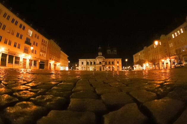 Altes Rathaus mit Johanniskirche im Hintergrund - Auch die Stadt Magdeburg beteiligt sich trotz der Corona Krise an den Earth Hour, um 20.30 gingen die Lichter am Alten Rathaus,Kloster unserer Lieben Frauen,Johanniskirche und dem Dom Magdeburg für eine Stunde aus