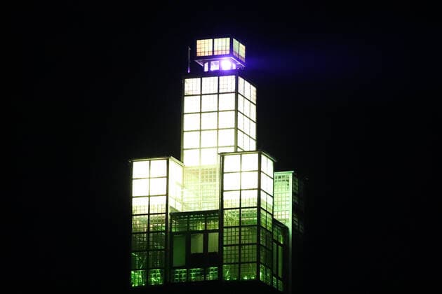 Der Magdeburger Albin Müller Turm im Stadtpark Rotehorn leuchtet während der Earth Hour - Auch die Stadt Magdeburg beteiligt sich trotz der Corona Krise an den Earth Hour, um 20.30 gingen die Lichter am Alten Rathaus,Kloster unserer Lieben Frauen,Johanniskirche und dem Dom Magdeburg für eine Stunde aus