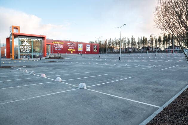 PETROZAVODSK, RUSSIA - MARCH 29, 2020: Deserted shopping mall parking lots amid the COVID-19 coronavirus pandemic. A state of quarantine is declared in Petrozavodsk starting from March 29, 2020; public transport, stores are shut down, school holidays are prolonged and citizens are given a week-long vacation for self isolation. Ilya Timin TASS  TS0D3D22