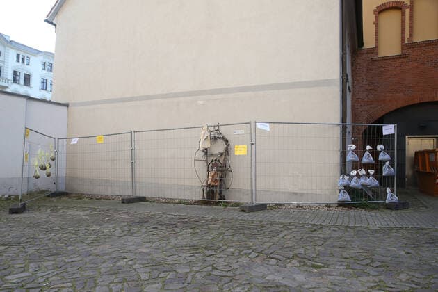 Gabenzaun im Kulturzentrum Feuerwache in Magdeburg Sachsen Anhalt, Bürger können in Zeiten der Corona Krise Beutel mit Nahrungsmittel spenden, die sich dann Bürger mitnehmen können die nicht so viel zur Verfügung haben
