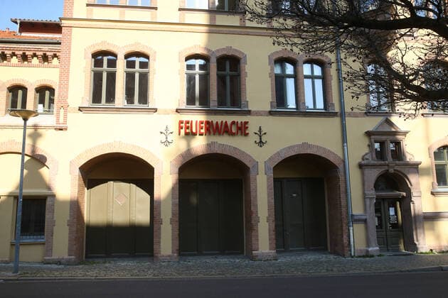 Im Kulturzentrum Feuerwache in Magdeburg Sachsen Anhalt wurde ein Gabenzaun errichtet, Bürger können in Zeiten der Corona Krise Beutel mit Nahrungsmittel spenden, die sich dann Bürger mitnehmen können die nicht so viel zur Verfügung haben