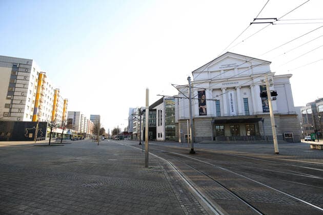 Im Nordabschnitt des Breiten Weges im Stadtzentrum von Magdeburg Sachsen Anhalt mit seinem Opernhaus wo ein Banner befestigt wurde mit der Aufschrift Bleiben Sie Gesund ist Samstagnachmittag wegen der Corona Krise fast kein Menschen zu sehen
