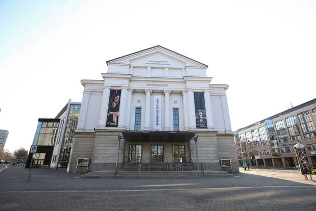 Im Nordabschnitt des Breiten Weges im Stadtzentrum von Magdeburg Sachsen Anhalt mit seinem Opernhaus wo ein Banner befestigt wurde mit der Aufschrift Bleiben Sie Gesund ist Samstagnachmittag wegen der Corona Krise fast kein Menschen zu sehen