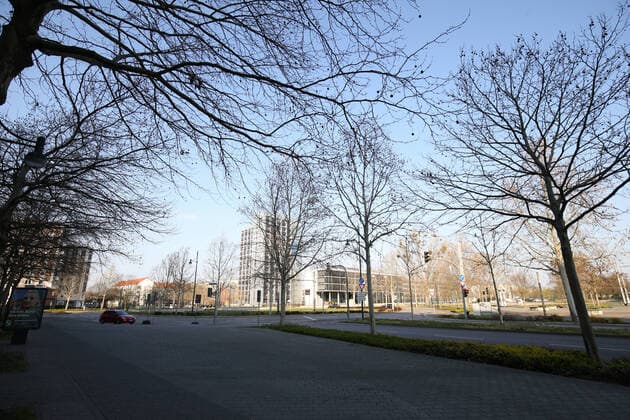 Auf dem Uniplatz ist in Zeiten der Corona Krise in Richtung Stadtzentrum am Samstagnachmittag fast kein Verkehr und kaum Menschen zu sehen, durch den Tunnelbau in Magdeburg ist dieser Platz an normalen Tagen einer der vielbefahrensten Plätze von Magdeburg