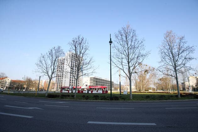 Auf dem Uniplatz ist in Zeiten der Corona Krise in Richtung Stadtzentrum am Samstagnachmittag fast kein Verkehr und kaum Menschen zu sehen, durch den Tunnelbau in Magdeburg ist dieser Platz an normalen Tagen einer der vielbefahrensten Plätze von Magdeburg
