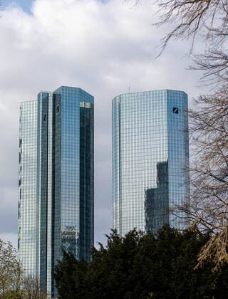 Deutschland - Frankfurt - 29.03.2020 in Zeiten von Corona Impressionen aus Frankfurt ower der Deutsche Bank Zentrale in Frankfurt, Zwillingstürme Hochhaus, blauer Himmel in der Frankfurter Innenstadt Wirtschaft Impressionen aus Frankfurt am Main