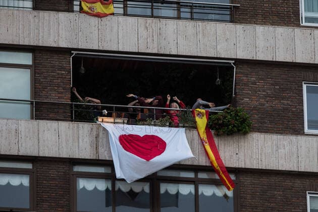 March 29, 2020, Madrid, MADRID, SPAIN: Details of the tribute to the Spanish health at 8 pm at the Hospital Universitario Fundacion Jimenez Diaz at the end of the second week after the Government declared the state of alarm in Spain and recommended people to stay at home to fight coronavirus COVID-19 on March 29, 2020 in Madrid, Spain Madrid SPAIN - ZUMAa181 20200329_zaa_a181_132 Copyright: xJoaquinxCorcherox