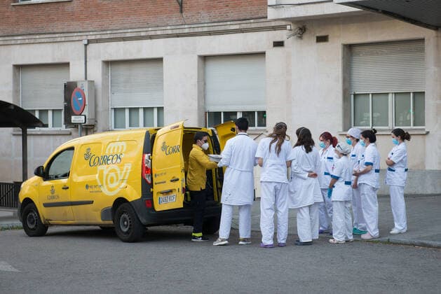 March 29, 2020, Madrid, MADRID, SPAIN: Details of the tribute to the Spanish health at 8 pm at the Hospital Universitario Fundacion Jimenez Diaz at the end of the second week after the Government declared the state of alarm in Spain and recommended people to stay at home to fight coronavirus COVID-19 on March 29, 2020 in Madrid, Spain Madrid SPAIN - ZUMAa181 20200329_zaa_a181_136 Copyright: xJoaquinxCorcherox