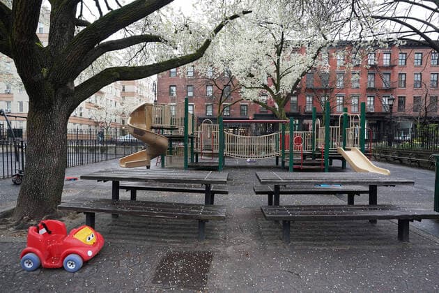 March 29, 2020, New York, NY, USA: New Yorkers reacts to the Coronavirus on March 29, 2020 in New York. New York USA - ZUMAb148 20200329_zap_b148_009 Copyright: xBryanxSmithx