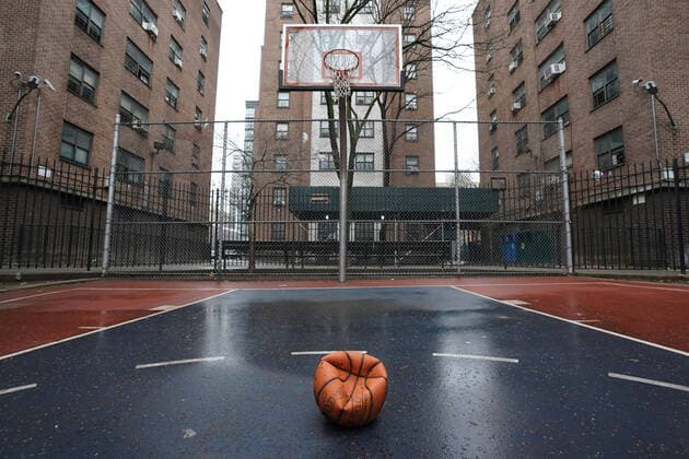 March 29, 2020, New York, NY, USA: New Yorkers reacts to the Coronavirus on March 29, 2020 in New York. New York USA - ZUMAb148 20200329_zap_b148_020 Copyright: xBryanxSmithx