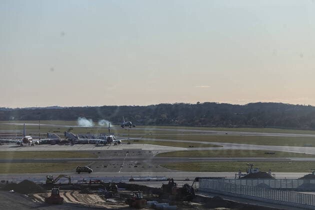 Bundeswehr fliegt mit Covid-19 erkrankte Patienten nach Hamburg 29.03.20 - Hamburg: Heute landete am Hamburger Flughafen eine Maschine der Bundeswehr. Der A310-304 MRTT bringt nun vier an COVID-19 erkrankte Personen aus dem schwer betroffenen Italien. Zuvor hatte der Krankenhausbetreiber Asklepios angeboten, bislang ungenutzte Ressourcen zu nutzen um europäische Solidarität zu bekunden und beatmungspflichtige Patienten aufzunehmen. Zwei der Patienten kamen in das Bundeswehrkrankenhaus Hamburg, zwei weiter kamen in das Krankenhaus Westerstede Die Bundeswehr flog die Coronainfizierten mit einer fliegenden Intensivstation aus. Das sogenannte Flugzeug der MedEvac-Flotte bietet Platz für bis zu 44 Patienten die liegend transportiert werden müssen. Bis zu 25 Ärzte, Pfleger und weiteres medizinisches Personal der Bundeswehr haben im A310 P Copyright: xSebastianxPetersx
