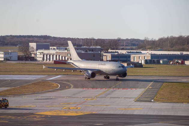Bundeswehr fliegt mit Covid-19 erkrankte Patienten nach Hamburg 29.03.20 - Hamburg: Heute landete am Hamburger Flughafen eine Maschine der Bundeswehr. Der A310-304 MRTT bringt nun vier an COVID-19 erkrankte Personen aus dem schwer betroffenen Italien. Zuvor hatte der Krankenhausbetreiber Asklepios angeboten, bislang ungenutzte Ressourcen zu nutzen um europäische Solidarität zu bekunden und beatmungspflichtige Patienten aufzunehmen. Zwei der Patienten kamen in das Bundeswehrkrankenhaus Hamburg, zwei weiter kamen in das Krankenhaus Westerstede Die Bundeswehr flog die Coronainfizierten mit einer fliegenden Intensivstation aus. Das sogenannte Flugzeug der MedEvac-Flotte bietet Platz für bis zu 44 Patienten die liegend transportiert werden müssen. Bis zu 25 Ärzte, Pfleger und weiteres medizinisches Personal der Bundeswehr haben im A310 P Copyright: xSebastianxPetersx