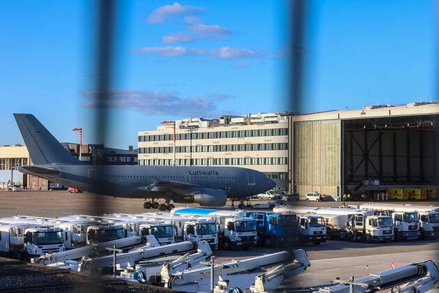 Bundeswehr fliegt mit Covid-19 erkrankte Patienten nach Hamburg 29.03.20 - Hamburg: Heute landete am Hamburger Flughafen eine Maschine der Bundeswehr. Der A310-304 MRTT bringt nun vier an COVID-19 erkrankte Personen aus dem schwer betroffenen Italien. Zuvor hatte der Krankenhausbetreiber Asklepios angeboten, bislang ungenutzte Ressourcen zu nutzen um europäische Solidarität zu bekunden und beatmungspflichtige Patienten aufzunehmen. Zwei der Patienten kamen in das Bundeswehrkrankenhaus Hamburg, zwei weiter kamen in das Krankenhaus Westerstede Die Bundeswehr flog die Coronainfizierten mit einer fliegenden Intensivstation aus. Das sogenannte Flugzeug der MedEvac-Flotte bietet Platz für bis zu 44 Patienten die liegend transportiert werden müssen. Bis zu 25 Ärzte, Pfleger und weiteres medizinisches Personal der Bundeswehr haben im A310 P Copyright: xSebastianxPetersx