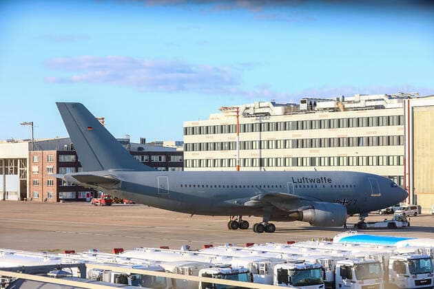 Bundeswehr fliegt mit Covid-19 erkrankte Patienten nach Hamburg 29.03.20 - Hamburg: Heute landete am Hamburger Flughafen eine Maschine der Bundeswehr. Der A310-304 MRTT bringt nun vier an COVID-19 erkrankte Personen aus dem schwer betroffenen Italien. Zuvor hatte der Krankenhausbetreiber Asklepios angeboten, bislang ungenutzte Ressourcen zu nutzen um europäische Solidarität zu bekunden und beatmungspflichtige Patienten aufzunehmen. Zwei der Patienten kamen in das Bundeswehrkrankenhaus Hamburg, zwei weiter kamen in das Krankenhaus Westerstede Die Bundeswehr flog die Coronainfizierten mit einer fliegenden Intensivstation aus. Das sogenannte Flugzeug der MedEvac-Flotte bietet Platz für bis zu 44 Patienten die liegend transportiert werden müssen. Bis zu 25 Ärzte, Pfleger und weiteres medizinisches Personal der Bundeswehr haben im A310 P Copyright: xSebastianxPetersx